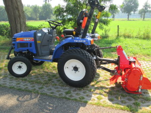 Iseki mini tractor met diverse werktuigen afgeleverd