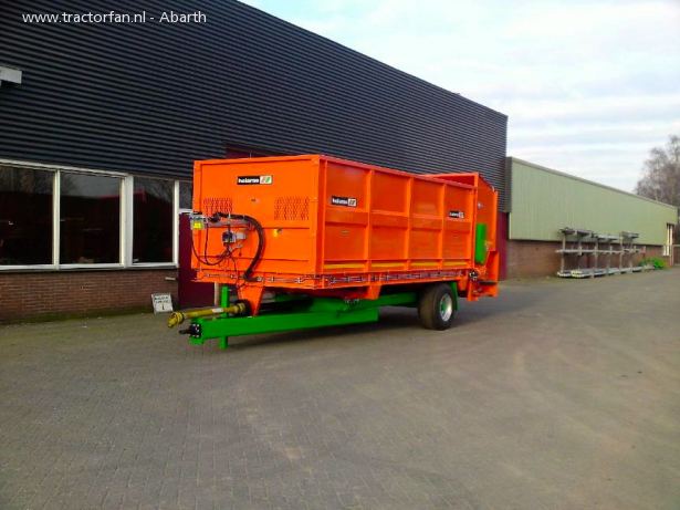 De speciaal gebouwde voerverdeelwagen 