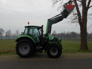 Deutz-Fahr 6140 met een Quicke frontlader afgeleverd