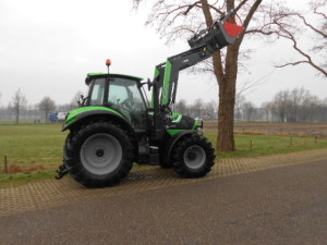 Deutz-Fahr 6140 met een Quicke frontlader afgeleverd