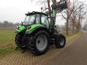 Deutz-Fahr 6140 met een Quicke frontlader afgeleverd