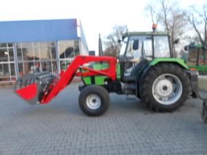 Deutz-Fahr tractor met voorlader en diverse werktuigen afgeleverd