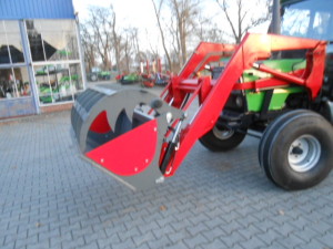 Deutz-Fahr tractor met voorlader en diverse werktuigen afgeleverd