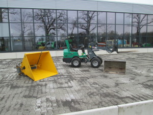 Gebruikte Mini shovel met diverse werktuigen afgeleverd