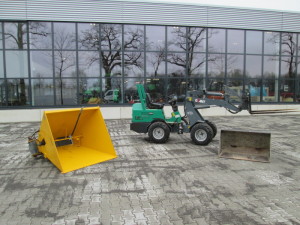 Gebruikte Mini shovel met diverse werktuigen afgeleverd