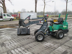 Gebruikte Mini shovel met diverse werktuigen afgeleverd