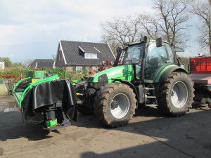 Gebruikte Deutz-Fahr Agrotron 150 met nieuwe Deutz-Fahr XF maaier afgeleverd