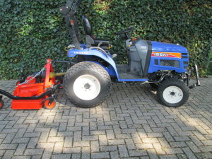 Iseki mini tractor met diverse werktuigen afgeleverd